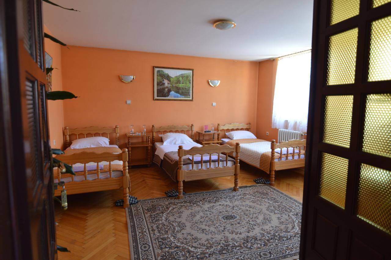 Hotel 24 Jul Плевля Екстериор снимка